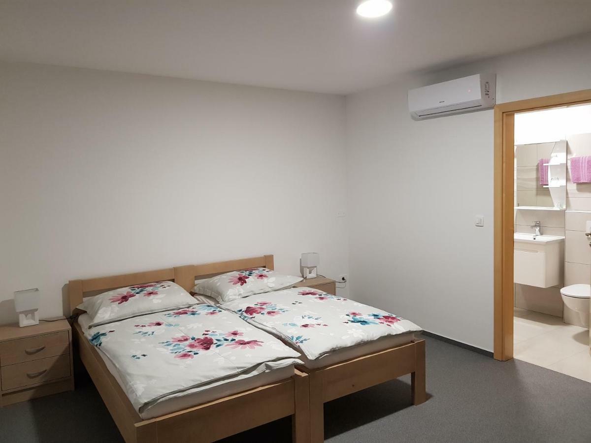 Apartmaji Jankovic Logatec Eksteriør bilde